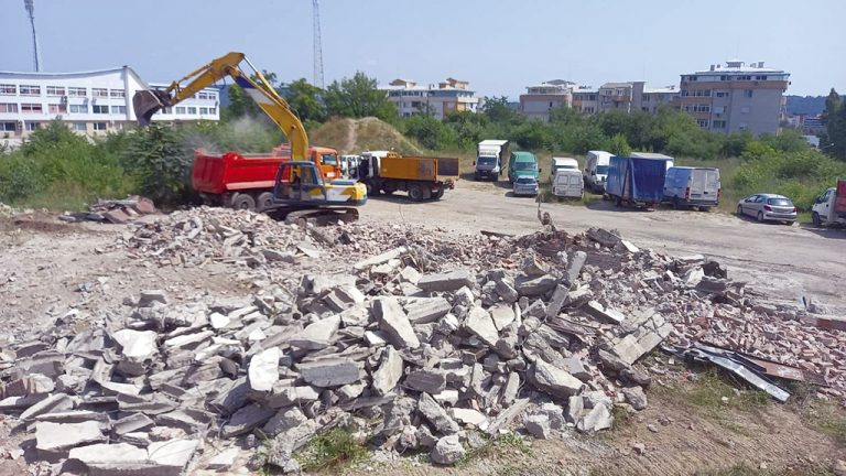 Горещи новини | Стартира изграждането на новия  футболен терен до ст. “Ивайло”