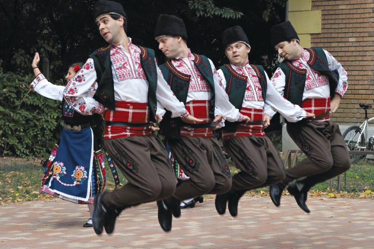 Български танцьори, съхраняващи фолклора ни в Унгария, гостуват във Велико Търново