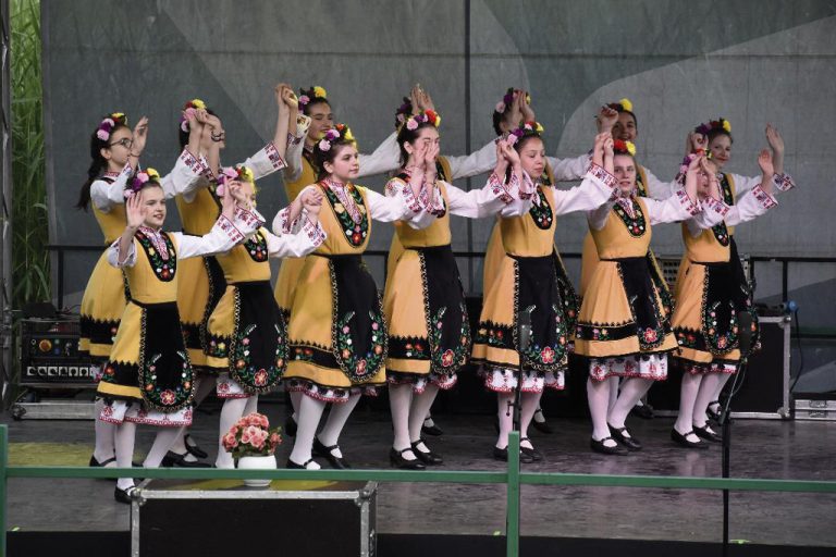 Български танцьори, съхраняващи фолклора ни в Унгария, гостуват във Велико Търново