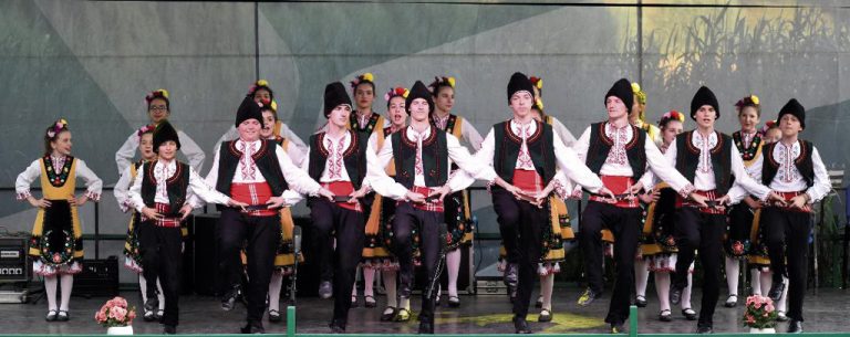 Български танцьори, съхраняващи фолклора ни в Унгария, гостуват във Велико Търново