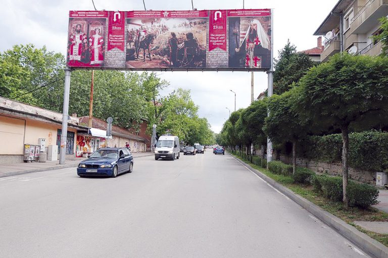 Общество | Реклами на “Етър” по стълбовете за осветление ще помагат за издръжката