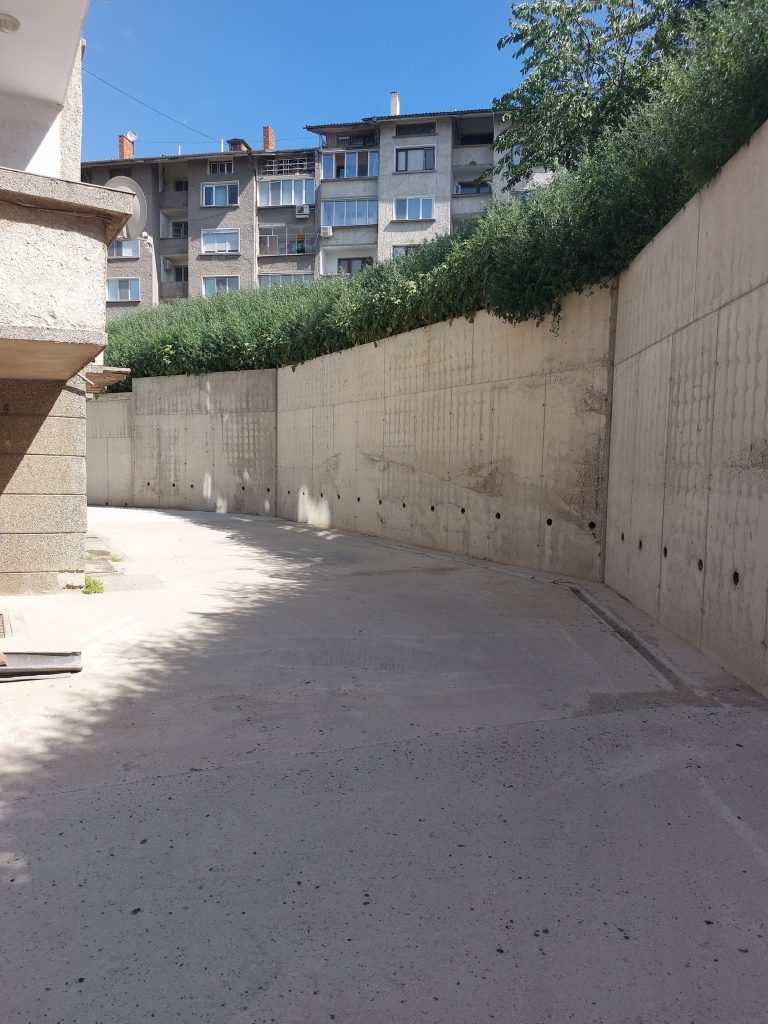 Приключи финалният етап от изграждането на подпорна стена в Свищов