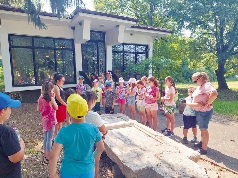 Общество | Над 40 деца станаха археолози в Античния керамичен център