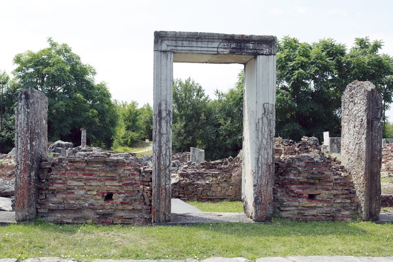 Общество | Двукилометров път пречи повече туристи   да посещават Никополис ад Иструм