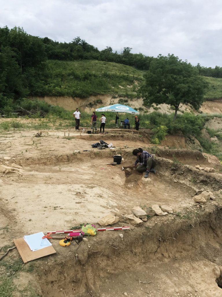 Общество | Археолози продължават да разкриват тайните в района на крепостта “Ряховец”