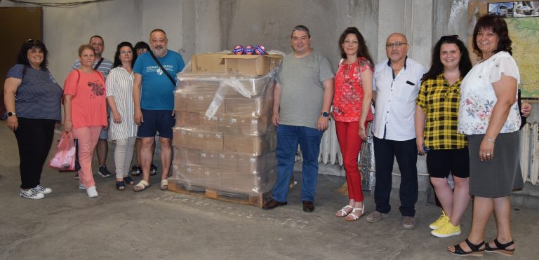 Общество | Сдружение „Атанас Буров“ дари консерви на социалните услуги в община Горна Оряховица