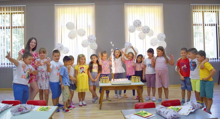 Общество | Близо 40 бъдещи първокласници се обучаваха в безплатната детска лятна занималня в Елена