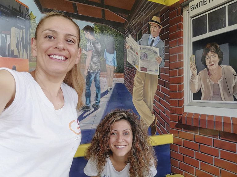 Общество | Талантливи художнички  преобразиха  две автобусни  спирки в Лясковец