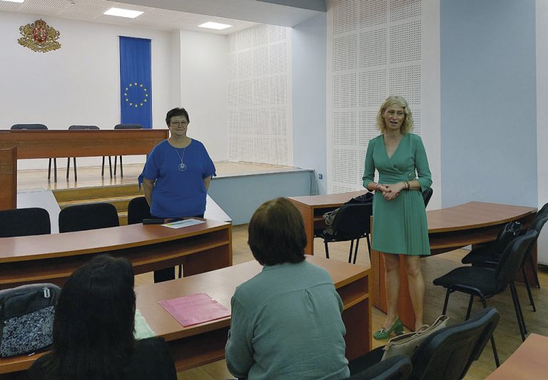 Общество | В Свищов обучиха 12 безработни  лица за социални асистенти