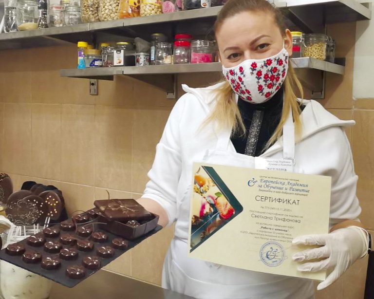 Общество | Уникални ръчно направени бонбони изработва началник-отдел във ВТУ