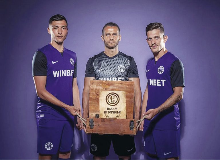 „Етър“ представи новите си екипи, най-старата клубна емблема е върху тях