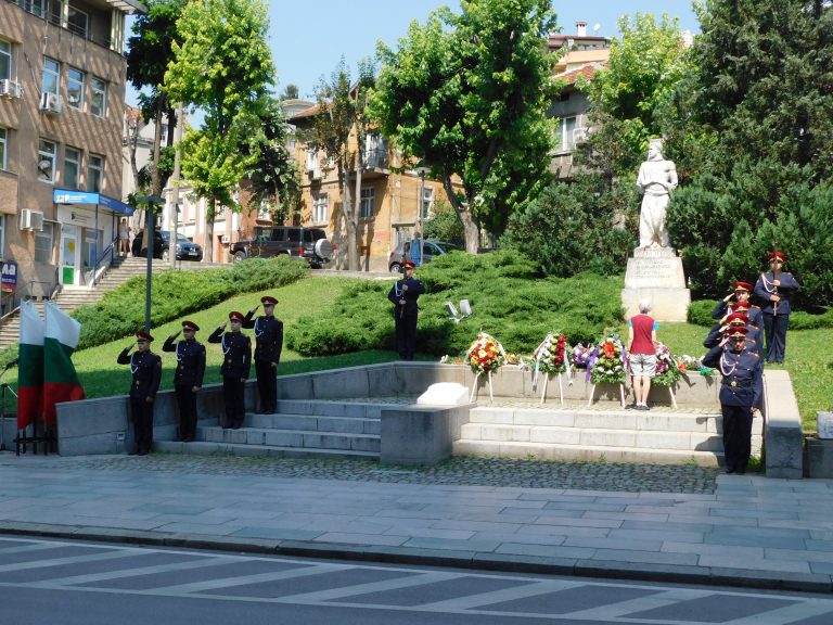 Горещи новини | Велико Търново тържествено отбеляза 186 години от рождението на Левски