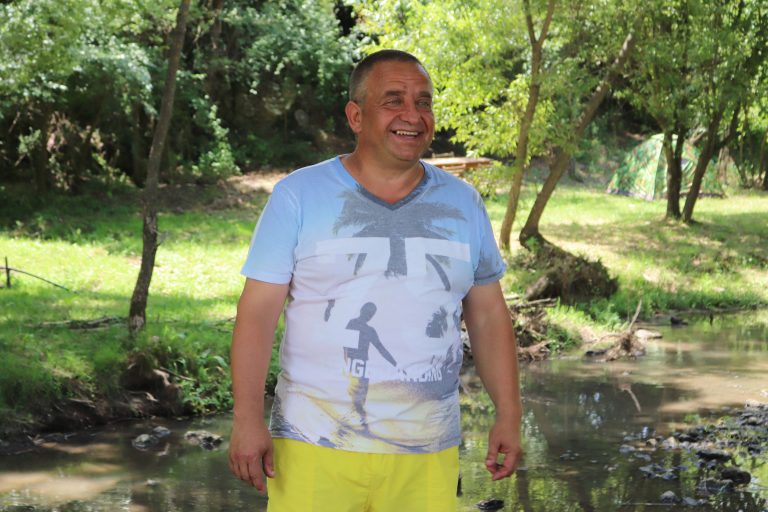 Млади природоразузнавачи лагеруват под открито небе край Ново село