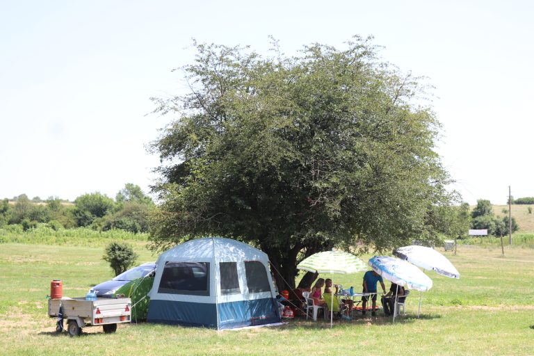 Млади природоразузнавачи лагеруват под открито небе край Ново село