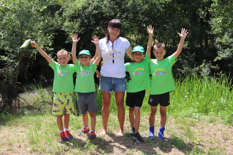 Млади природоразузнавачи лагеруват под открито небе край Ново село
