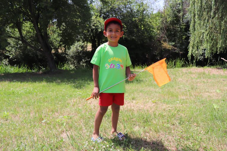 Млади природоразузнавачи лагеруват под открито небе край Ново село