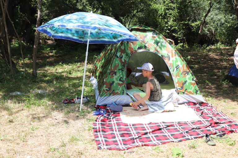 Млади природоразузнавачи лагеруват под открито небе край Ново село