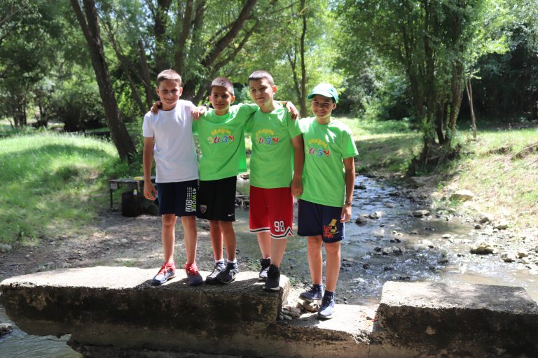 Млади природоразузнавачи лагеруват под открито небе край Ново село