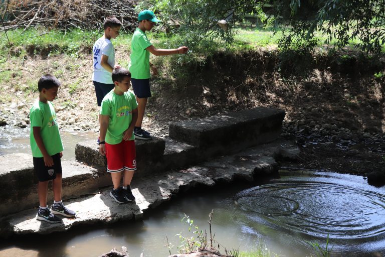 Млади природоразузнавачи лагеруват под открито небе край Ново село