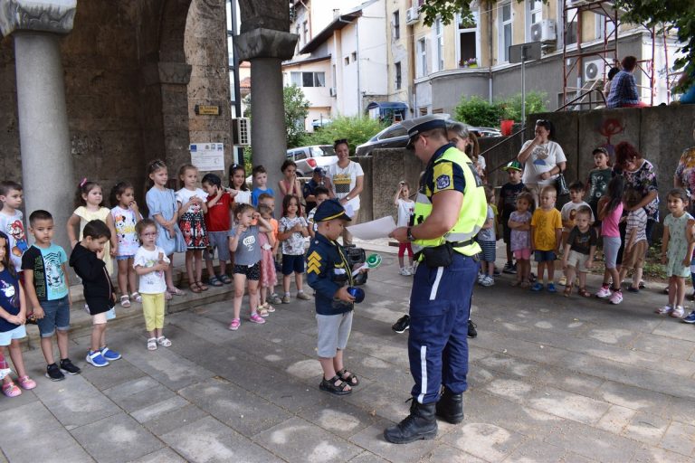 Общество | С много знания за пътната безопасност децата от ДГ „Пролет“ посрещнаха гостуващите им полицаи
