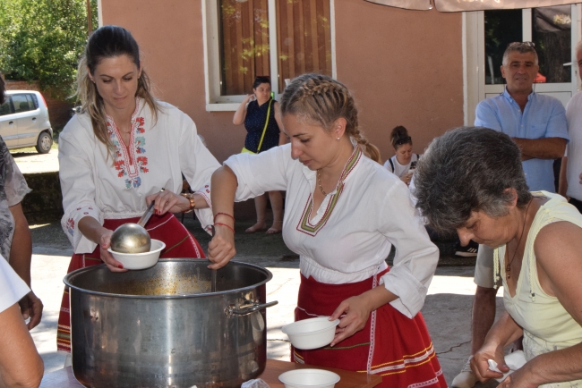Общество | Самодейци се надпяваха и надиграваха в село Янтра и хапнаха бобена чорба