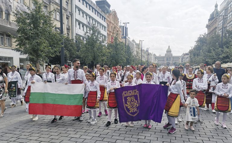 Общество | 118 представители на “Плетеница” се завърнаха от фестивал в Чехия