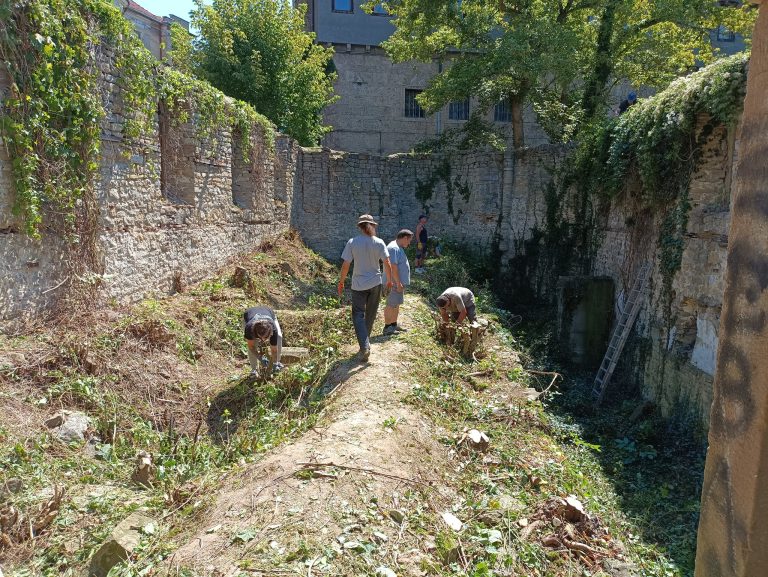 Общество | Доброволци разчистиха църквата „Св. Спас“