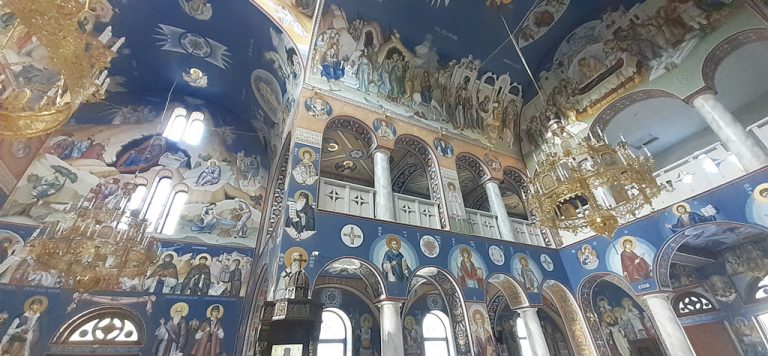 Общество | Преподаватели от ВТУ и техни възпитаници изписват най-новия катедрален храм в България