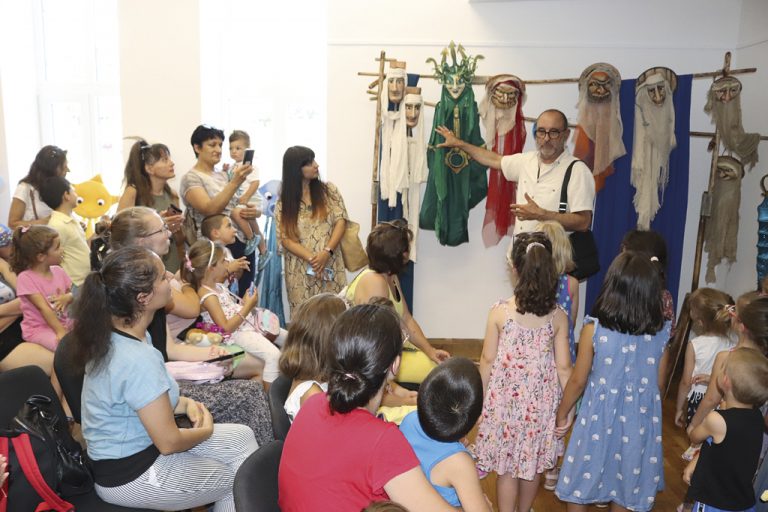 Общество | Деца и техните родители разгледаха кукли на Театър “Весел” от последния четвърт век