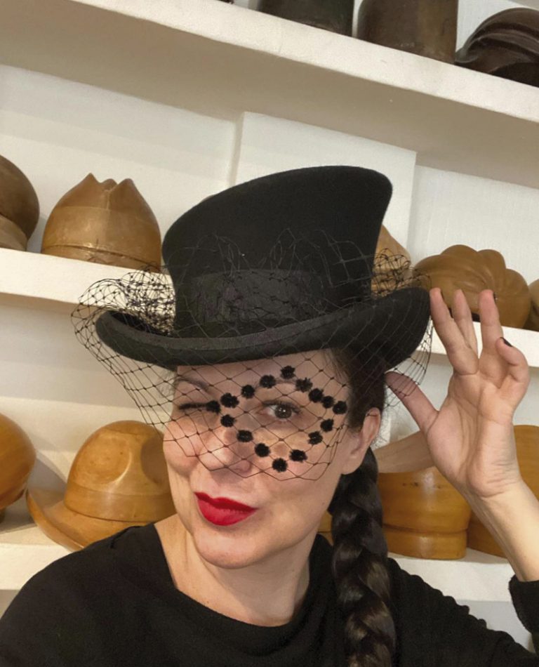 Общество | Търновска дизайнерка покорява световната мода със своите шапки