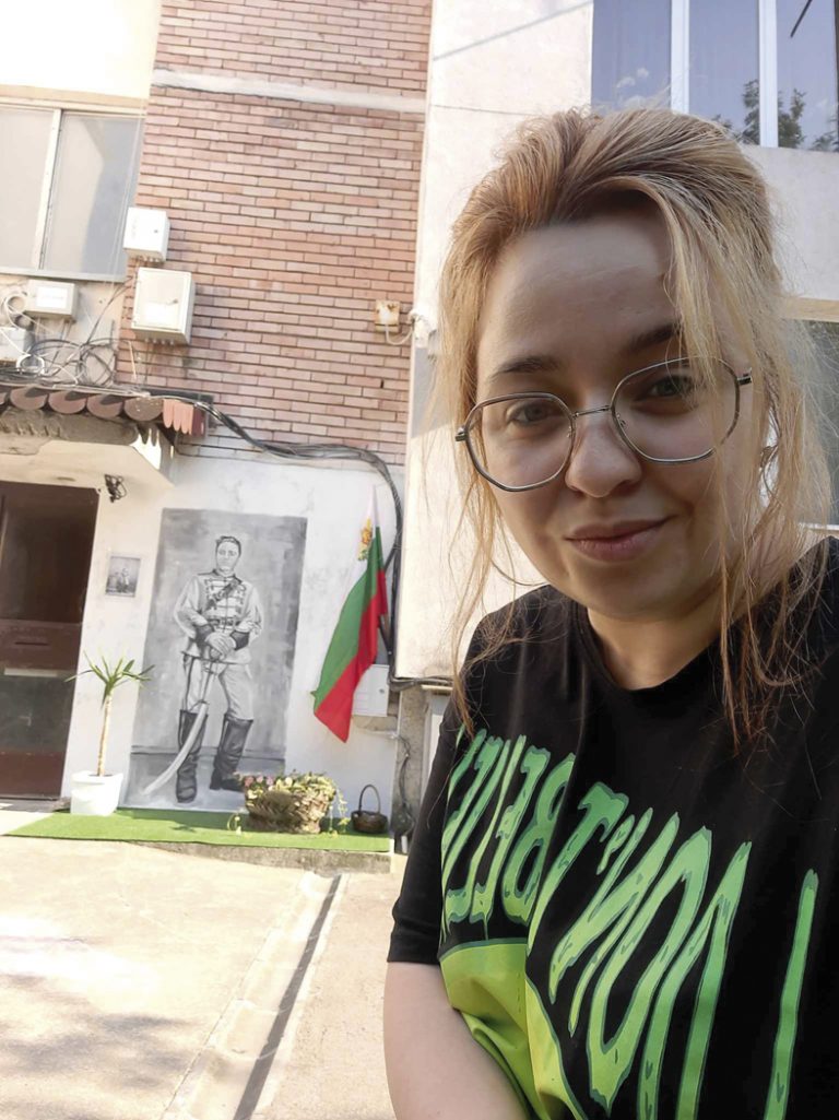 Великотърновка рисува исторически  личности по фасадите на блоковете