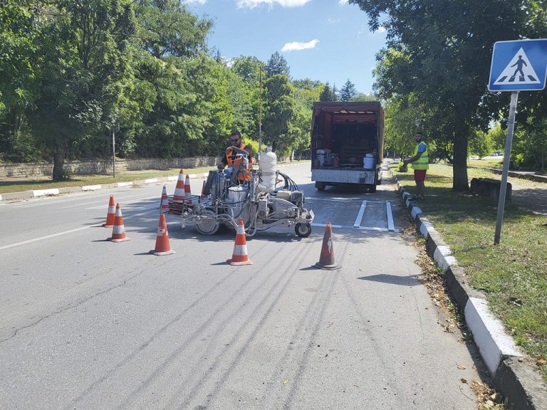 Общество | Обновяват пътната  маркировка в Стражица