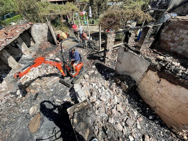 Общество | Събират пари за младо семейство, останало без дом след пожар