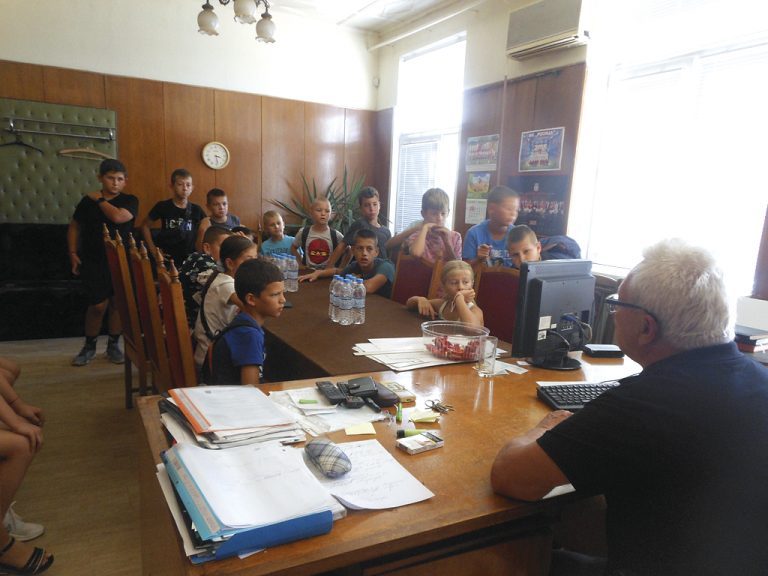 Общество | Деца гостуваха на кмета на Поликраище