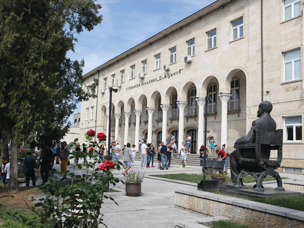 Общество | Стопанската академия реализира изцяло  държавния си план-прием