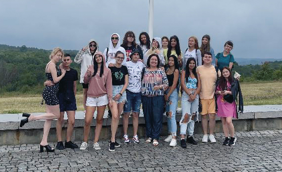 Общество | Гимназията по моден дизайн  осъществява проект с подкрепата на родители и дарители