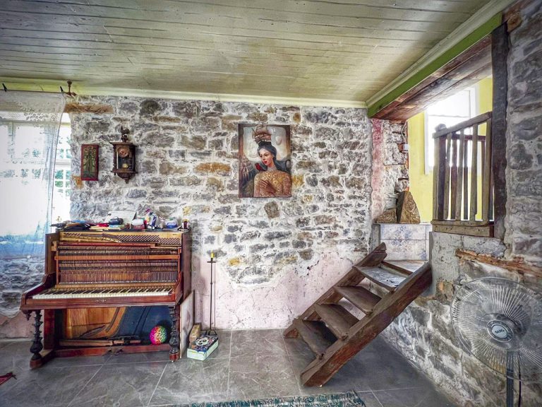 Владо и Даниела се завръщат от САЩ,  за да създадат своя рай в Ново село