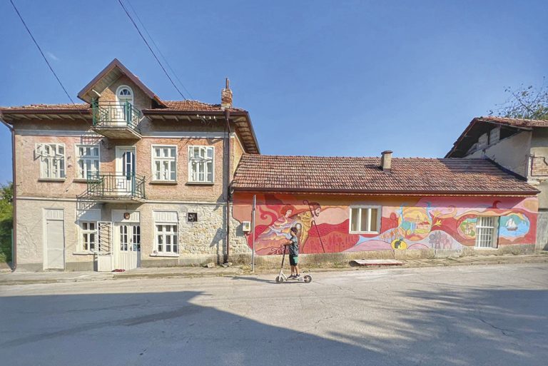 Владо и Даниела се завръщат от САЩ,  за да създадат своя рай в Ново село