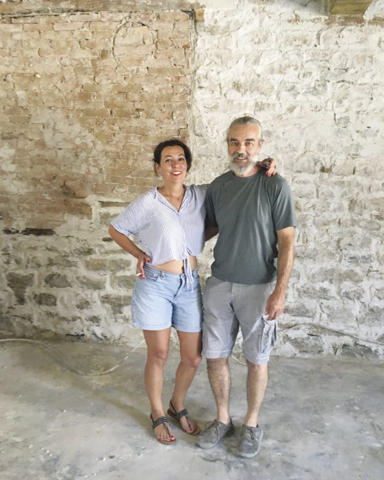 Владо и Даниела се завръщат от САЩ,  за да създадат своя рай в Ново село