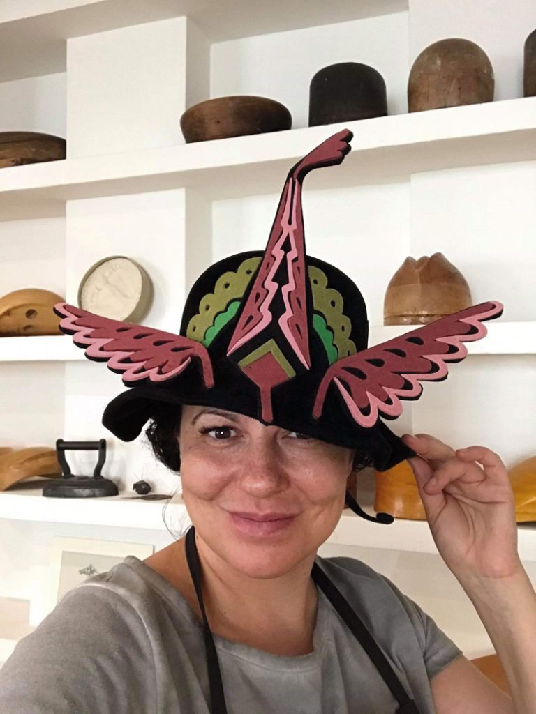 Търновска дизайнерка покорява световната мода със своите шапки