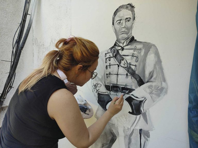 Великотърновка рисува исторически  личности по фасадите на блоковете