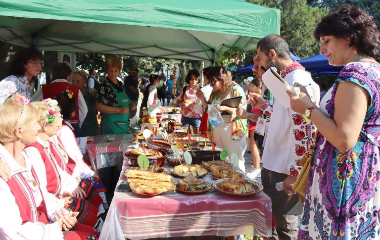 В тринадесетия фестивал „Пъстра трапеза“ кулинари от региона представиха 170 български гозби