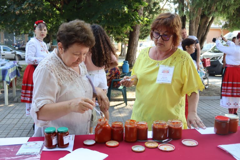 В тринадесетия фестивал „Пъстра трапеза“ кулинари от региона представиха 170 български гозби