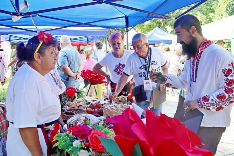 В тринадесетия фестивал „Пъстра трапеза“ кулинари от региона представиха 170 български гозби
