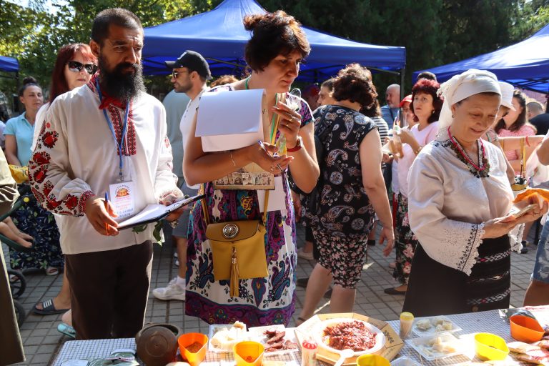 В тринадесетия фестивал „Пъстра трапеза“ кулинари от региона представиха 170 български гозби
