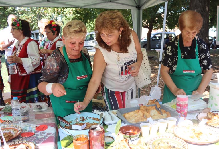 В тринадесетия фестивал „Пъстра трапеза“ кулинари от региона представиха 170 български гозби