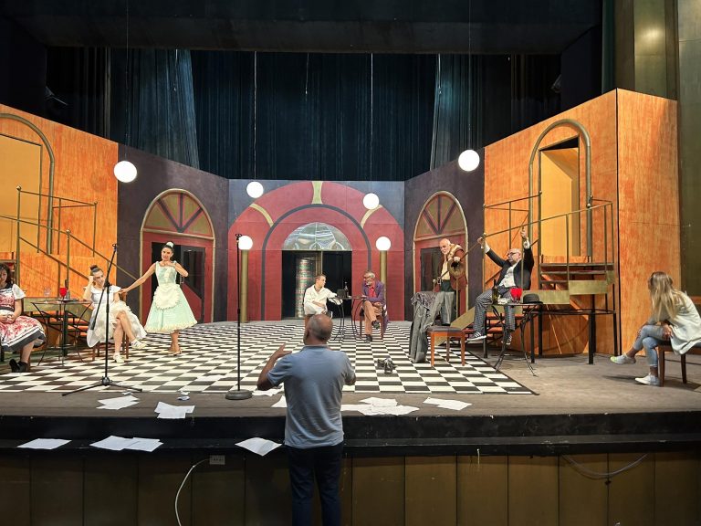 Карнавал на образи и оголени страсти в спектакъла „Слуга на двама господари“ на великотърновския театър