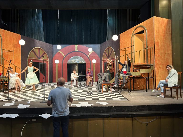 Карнавал на образи и оголени страсти в спектакъла „Слуга на двама господари“ на великотърновския театър