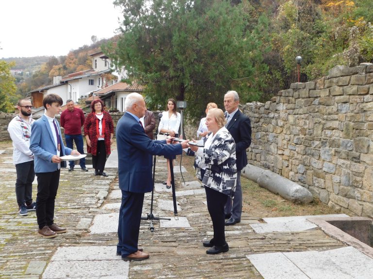 Проф. Пламен Джуров и проф. Ана Савова станаха носители на “Меча на Асеневци”