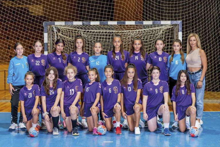 Момчетата и момичетата на “Етър-64” нижат победи